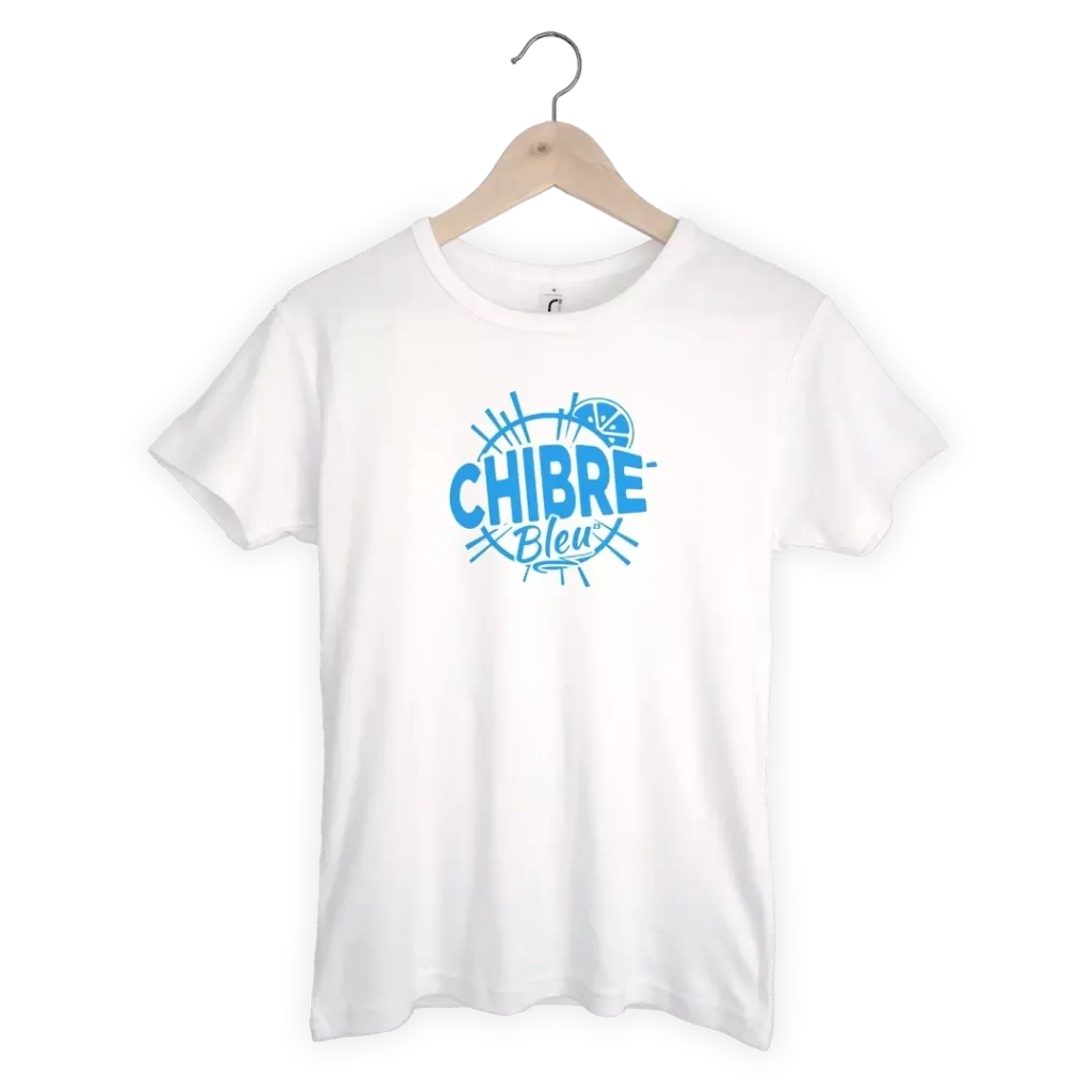 le t-shirt chibre bleu de couleur blanc, avec le logo de la marque en bleu au millieu